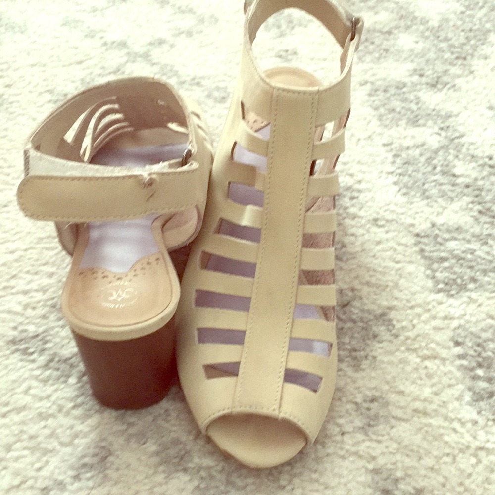 Johnston and Murphy kallie cut out sandals sz 7.5